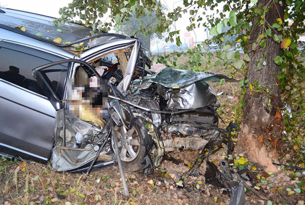 เศร้า...พ่อขับเก๋งส่งลูกสาวสอบชิงทุนฯ ที่ กทม. วูบชนต้นไม้เต็มแรง ดับทั้งคู่ เศร้า...พ่อขับเก๋งส่งลูกสาวสอบชิงทุนฯ ที่ กทม. วูบชนต้นไม้เต็มแรง ดับทั้งคู่