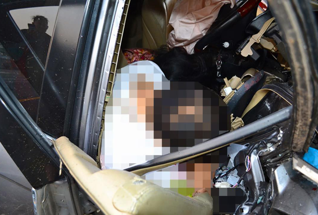 เศร้า...พ่อขับเก๋งส่งลูกสาวสอบชิงทุนฯ ที่ กทม. วูบชนต้นไม้เต็มแรง ดับทั้งคู่ เศร้า...พ่อขับเก๋งส่งลูกสาวสอบชิงทุนฯ ที่ กทม. วูบชนต้นไม้เต็มแรง ดับทั้งคู่