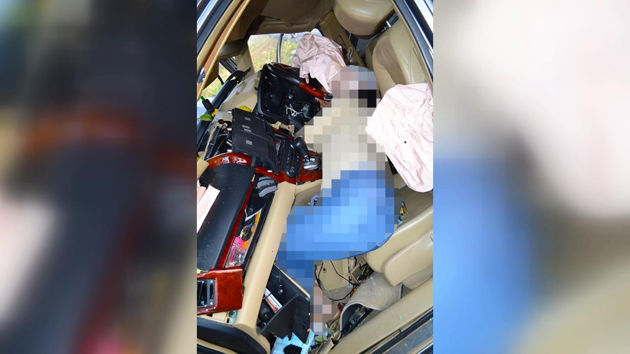 เศร้า...พ่อขับเก๋งส่งลูกสาวสอบชิงทุนฯ ที่ กทม. วูบชนต้นไม้เต็มแรง ดับทั้งคู่ เศร้า...พ่อขับเก๋งส่งลูกสาวสอบชิงทุนฯ ที่ กทม. วูบชนต้นไม้เต็มแรง ดับทั้งคู่