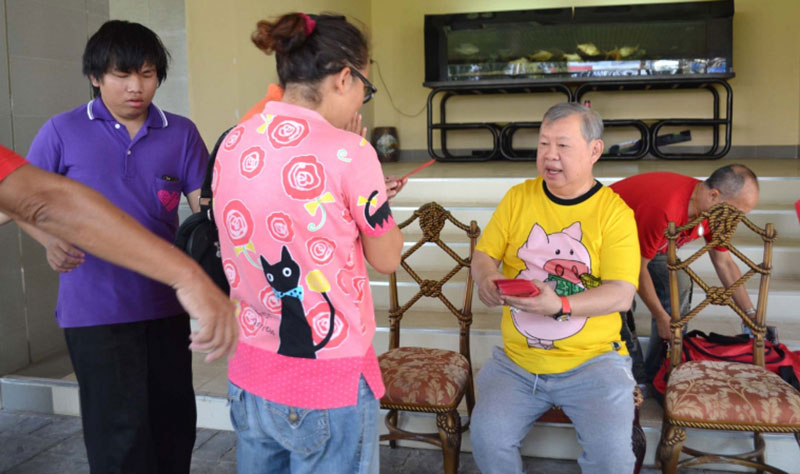 เสี่ยปรีชา เศรษฐีอุดรฯ แจกแหลกอั่งเปาตรุษจีน 2 ล้าน ชาวบ้านแห่รอรับแต่เช้ามืด เสี่ยปรีชา เศรษฐีอุดรฯ แจกแหลกอั่งเปาตรุษจีน 2 ล้าน ชาวบ้านแห่รอรับแต่เช้ามืด