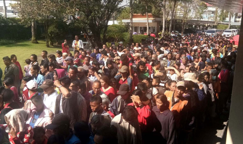 เสี่ยปรีชา เศรษฐีอุดรฯ แจกแหลกอั่งเปาตรุษจีน 2 ล้าน ชาวบ้านแห่รอรับแต่เช้ามืด เสี่ยปรีชา เศรษฐีอุดรฯ แจกแหลกอั่งเปาตรุษจีน 2 ล้าน ชาวบ้านแห่รอรับแต่เช้ามืด