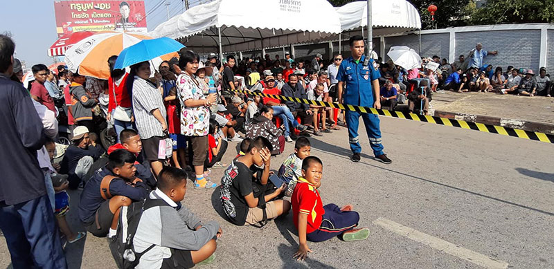 เสี่ยปรีชา เศรษฐีอุดรฯ แจกแหลกอั่งเปาตรุษจีน 2 ล้าน ชาวบ้านแห่รอรับแต่เช้ามืด เสี่ยปรีชา เศรษฐีอุดรฯ แจกแหลกอั่งเปาตรุษจีน 2 ล้าน ชาวบ้านแห่รอรับแต่เช้ามืด