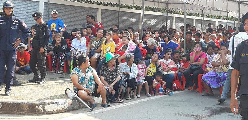 เสี่ยปรีชา เศรษฐีอุดรฯ แจกแหลกอั่งเปาตรุษจีน 2 ล้าน ชาวบ้านแห่รอรับแต่เช้ามืด เสี่ยปรีชา เศรษฐีอุดรฯ แจกแหลกอั่งเปาตรุษจีน 2 ล้าน ชาวบ้านแห่รอรับแต่เช้ามืด