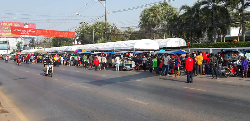 เสี่ยปรีชา เศรษฐีอุดรฯ แจกแหลกอั่งเปาตรุษจีน 2 ล้าน ชาวบ้านแห่รอรับแต่เช้ามืด เสี่ยปรีชา เศรษฐีอุดรฯ แจกแหลกอั่งเปาตรุษจีน 2 ล้าน ชาวบ้านแห่รอรับแต่เช้ามืด