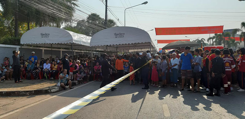 เสี่ยปรีชา เศรษฐีอุดรฯ แจกแหลกอั่งเปาตรุษจีน 2 ล้าน ชาวบ้านแห่รอรับแต่เช้ามืด เสี่ยปรีชา เศรษฐีอุดรฯ แจกแหลกอั่งเปาตรุษจีน 2 ล้าน ชาวบ้านแห่รอรับแต่เช้ามืด