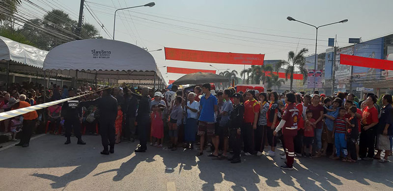 เสี่ยปรีชา เศรษฐีอุดรฯ แจกแหลกอั่งเปาตรุษจีน 2 ล้าน ชาวบ้านแห่รอรับแต่เช้ามืด เสี่ยปรีชา เศรษฐีอุดรฯ แจกแหลกอั่งเปาตรุษจีน 2 ล้าน ชาวบ้านแห่รอรับแต่เช้ามืด