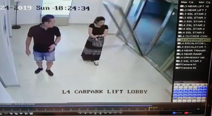 นาทีชีวิต สาวล้มตึงทั้งยืน ถูกประตูกระจกบานใหญ่ในห้าง ล้มฟาดใส่ร่างอย่างจัง นาทีชีวิต สาวล้มตึงทั้งยืน ถูกประตูกระจกบานใหญ่ในห้าง ล้มฟาดใส่ร่างอย่างจัง