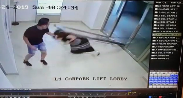 นาทีชีวิต สาวล้มตึงทั้งยืน ถูกประตูกระจกบานใหญ่ในห้าง ล้มฟาดใส่ร่างอย่างจัง นาทีชีวิต สาวล้มตึงทั้งยืน ถูกประตูกระจกบานใหญ่ในห้าง ล้มฟาดใส่ร่างอย่างจัง