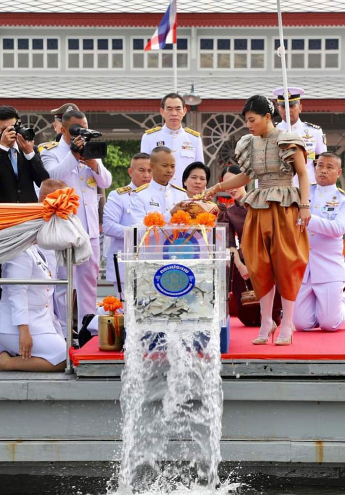 ภาพหาชมยาก.. สมเด็จพระเจ้าอยู่หัว ทรงอุ้ม พระองค์หญิงสิริวัณณวรีฯ เมื่อครั้งทรงพระเยาว์ ภาพหาชมยาก.. สมเด็จพระเจ้าอยู่หัว ทรงอุ้ม พระองค์หญิงสิริวัณณวรีฯ เมื่อครั้งทรงพระเยาว์