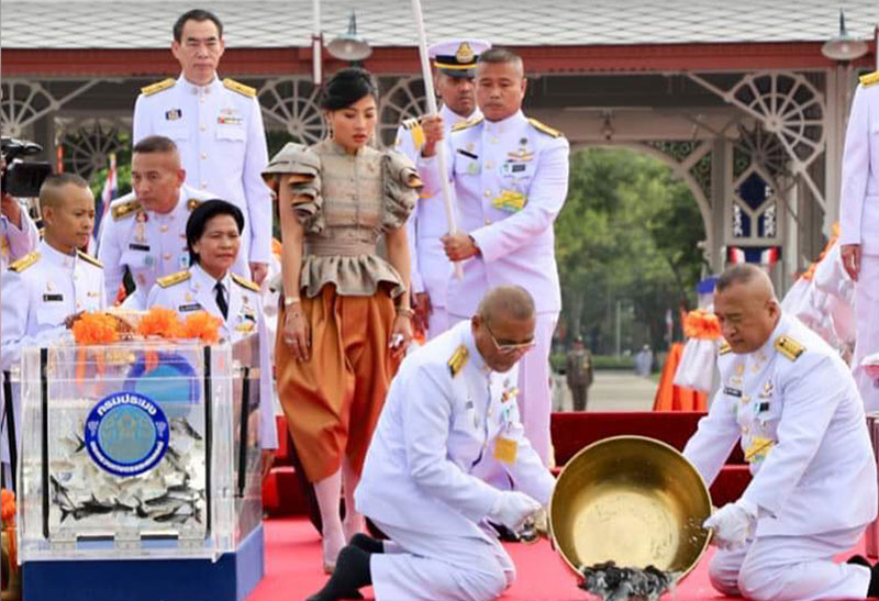 ภาพหาชมยาก.. สมเด็จพระเจ้าอยู่หัว ทรงอุ้ม พระองค์หญิงสิริวัณณวรีฯ เมื่อครั้งทรงพระเยาว์ ภาพหาชมยาก.. สมเด็จพระเจ้าอยู่หัว ทรงอุ้ม พระองค์หญิงสิริวัณณวรีฯ เมื่อครั้งทรงพระเยาว์