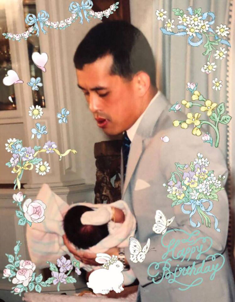 ภาพหาชมยาก.. สมเด็จพระเจ้าอยู่หัว ทรงอุ้ม พระองค์หญิงสิริวัณณวรีฯ เมื่อครั้งทรงพระเยาว์ ภาพหาชมยาก.. สมเด็จพระเจ้าอยู่หัว ทรงอุ้ม พระองค์หญิงสิริวัณณวรีฯ เมื่อครั้งทรงพระเยาว์