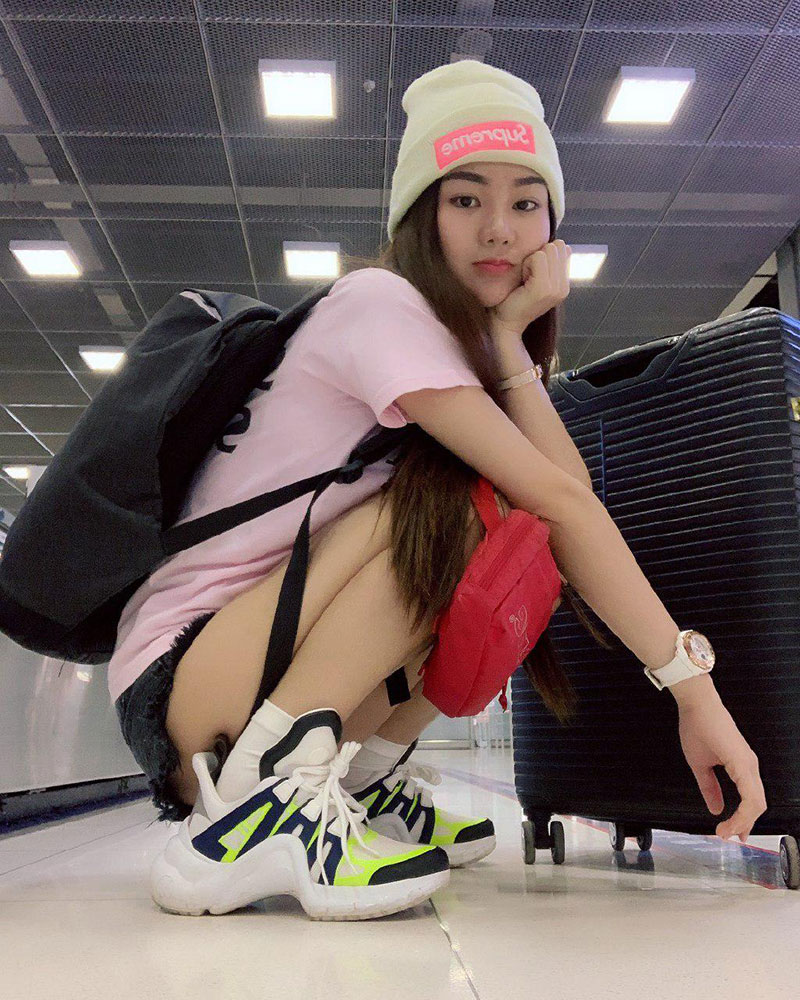 ใบเตย เครียดนอนคุก ตร. เตรียมขยายผลเน็ตไอดอลไลฟ์สไตล์หรูหรา ใบเตย เครียดนอนคุก ตร. เตรียมขยายผลเน็ตไอดอลไลฟ์สไตล์หรูหรา