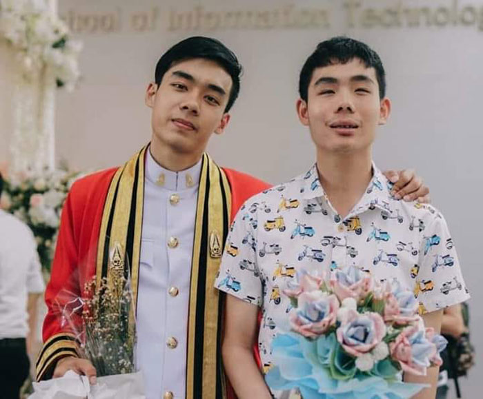 สาว ๆ กรี๊ด น้องชายครูไอซ์ หล่อไม่แพ้พี่ สาว ๆ กรี๊ด น้องชายครูไอซ์ หล่อไม่แพ้พี่