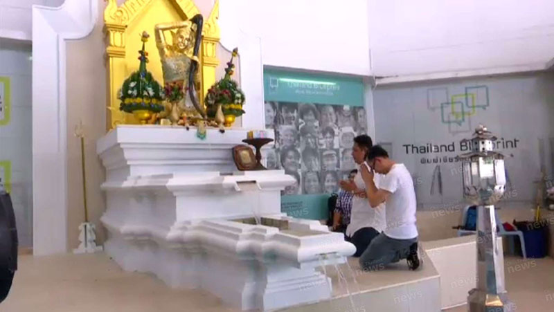 หนุ่มคืนโล่ให้ ประชาธิปัตย์ ตระบัดสัตย์ประชาชน พร้อมตั้งคำขวัญใหม่ อย่างเจ็บ หนุ่มคืนโล่ให้ ประชาธิปัตย์ ตระบัดสัตย์ประชาชน พร้อมตั้งคำขวัญใหม่ อย่างเจ็บ