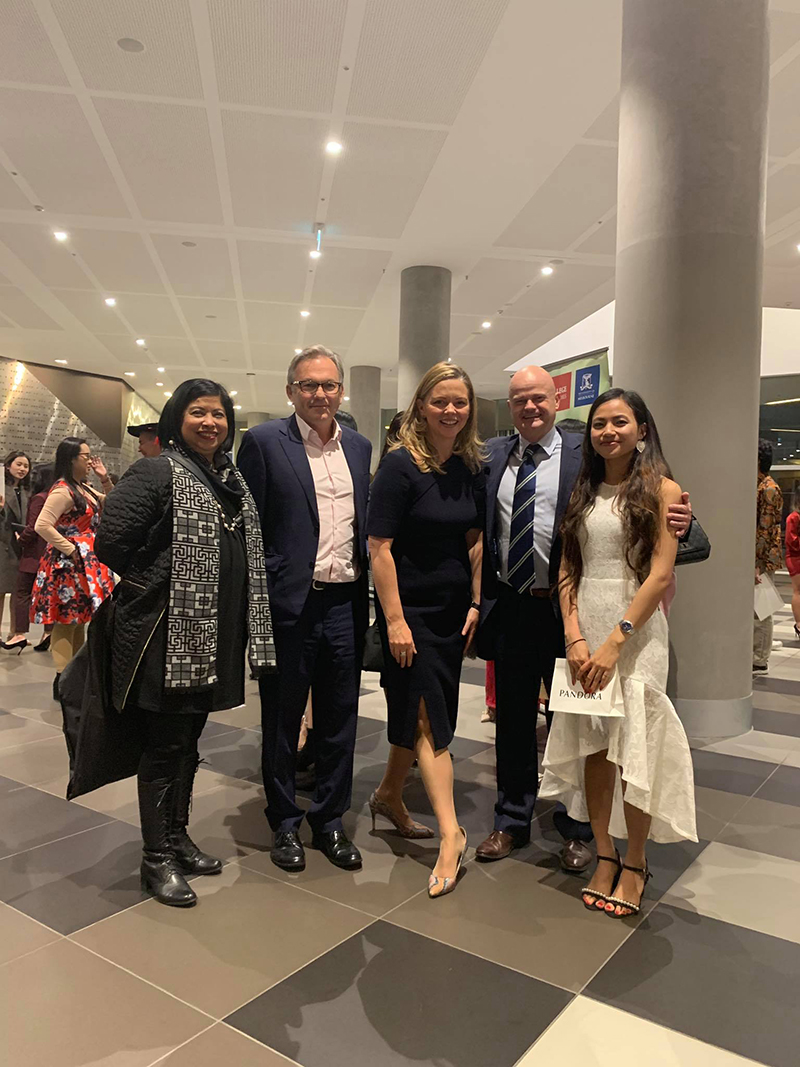 จากเด็กเก็บขยะในสลัม สู่บัณฑิต ม. ดัง ชีวิตเด็กสาวพลิกผัน เพราะได้รับโอกาส จากเด็กเก็บขยะในสลัม สู่บัณฑิต ม. ดัง ชีวิตเด็กสาวพลิกผัน เพราะได้รับโอกาส