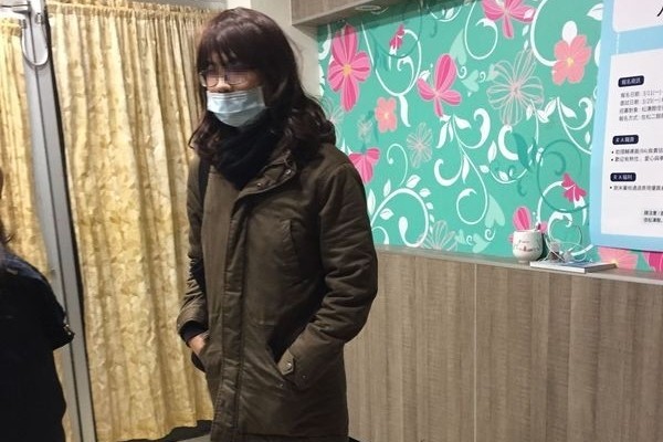 พ่อโกรธจัด คว้าร่มไล่ฟาดลูกตัวดี ริทำตัวเป็นโรคจิต แต่งหญิงไปแอบถ่าย นศ. ในหอพัก พ่อโกรธจัด คว้าร่มไล่ฟาดลูกตัวดี ริทำตัวเป็นโรคจิต แต่งหญิงไปแอบถ่าย นศ. ในหอพัก