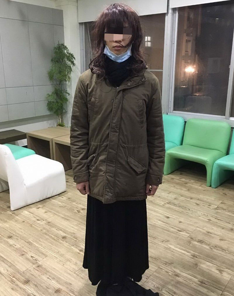 พ่อโกรธจัด คว้าร่มไล่ฟาดลูกตัวดี ริทำตัวเป็นโรคจิต แต่งหญิงไปแอบถ่าย นศ. ในหอพัก พ่อโกรธจัด คว้าร่มไล่ฟาดลูกตัวดี ริทำตัวเป็นโรคจิต แต่งหญิงไปแอบถ่าย นศ. ในหอพัก