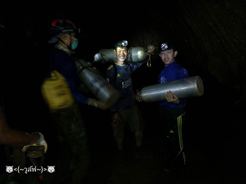 หน่วยซีลขนอุปกรณ์ช่วย 13 หมูป่าออกจากถ้ำหลวง-โค้ชเอก พาเด็ก ๆ ช่วย หน่วยซีลขนอุปกรณ์ช่วย 13 หมูป่าออกจากถ้ำหลวง-โค้ชเอก พาเด็ก ๆ ช่วย