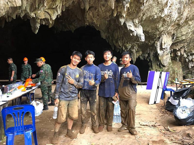 หน่วยซีลขนอุปกรณ์ช่วย 13 หมูป่าออกจากถ้ำหลวง-โค้ชเอก พาเด็ก ๆ ช่วย หน่วยซีลขนอุปกรณ์ช่วย 13 หมูป่าออกจากถ้ำหลวง-โค้ชเอก พาเด็ก ๆ ช่วย