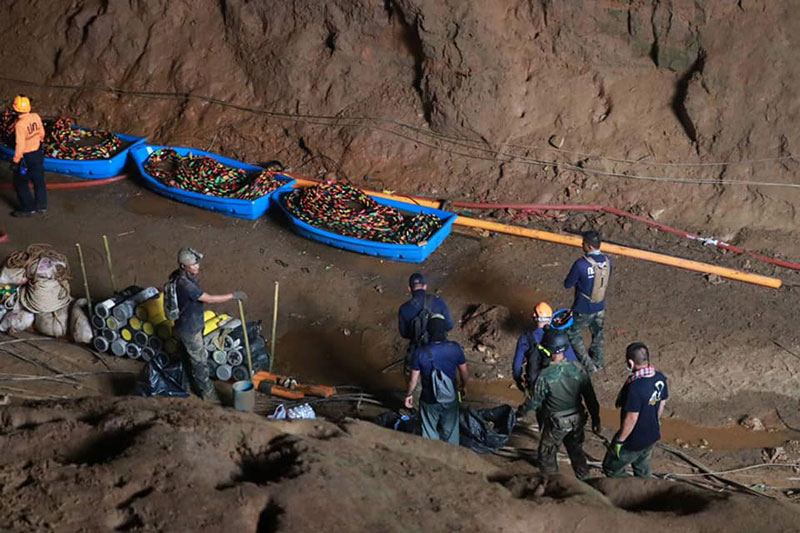 หน่วยซีลขนอุปกรณ์ช่วย 13 หมูป่าออกจากถ้ำหลวง-โค้ชเอก พาเด็ก ๆ ช่วย หน่วยซีลขนอุปกรณ์ช่วย 13 หมูป่าออกจากถ้ำหลวง-โค้ชเอก พาเด็ก ๆ ช่วย