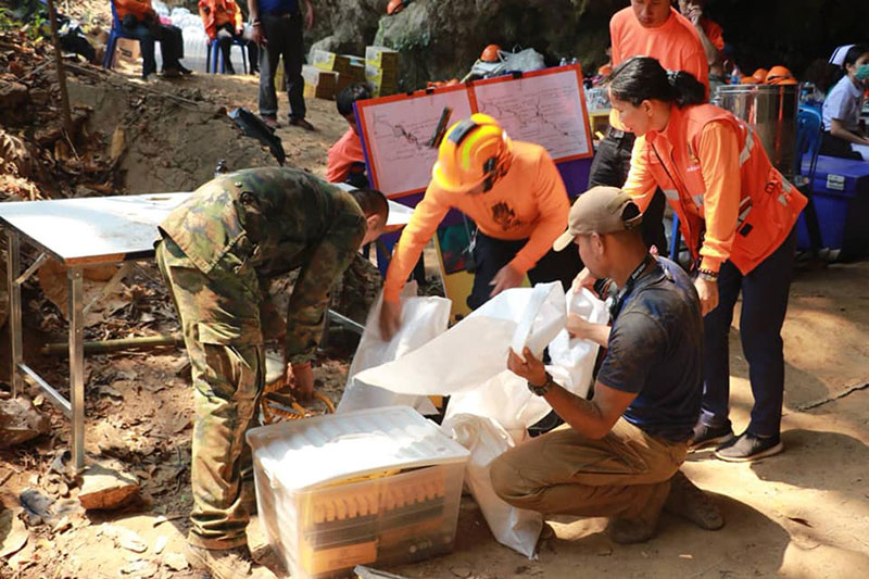 หน่วยซีลขนอุปกรณ์ช่วย 13 หมูป่าออกจากถ้ำหลวง-โค้ชเอก พาเด็ก ๆ ช่วย หน่วยซีลขนอุปกรณ์ช่วย 13 หมูป่าออกจากถ้ำหลวง-โค้ชเอก พาเด็ก ๆ ช่วย