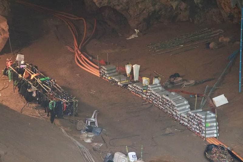 หน่วยซีลขนอุปกรณ์ช่วย 13 หมูป่าออกจากถ้ำหลวง-โค้ชเอก พาเด็ก ๆ ช่วย หน่วยซีลขนอุปกรณ์ช่วย 13 หมูป่าออกจากถ้ำหลวง-โค้ชเอก พาเด็ก ๆ ช่วย