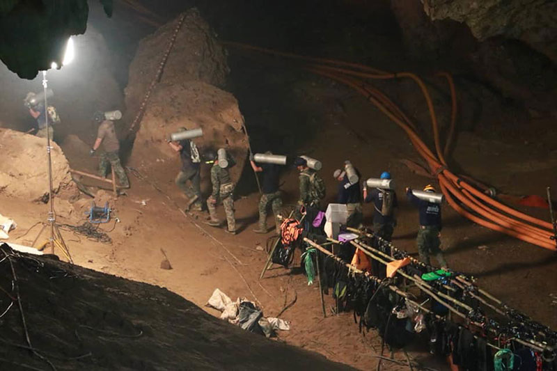 หน่วยซีลขนอุปกรณ์ช่วย 13 หมูป่าออกจากถ้ำหลวง-โค้ชเอก พาเด็ก ๆ ช่วย หน่วยซีลขนอุปกรณ์ช่วย 13 หมูป่าออกจากถ้ำหลวง-โค้ชเอก พาเด็ก ๆ ช่วย