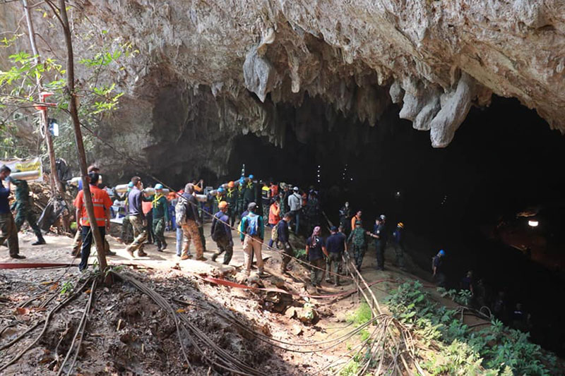 หน่วยซีลขนอุปกรณ์ช่วย 13 หมูป่าออกจากถ้ำหลวง-โค้ชเอก พาเด็ก ๆ ช่วย หน่วยซีลขนอุปกรณ์ช่วย 13 หมูป่าออกจากถ้ำหลวง-โค้ชเอก พาเด็ก ๆ ช่วย