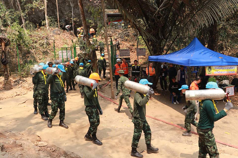 หน่วยซีลขนอุปกรณ์ช่วย 13 หมูป่าออกจากถ้ำหลวง-โค้ชเอก พาเด็ก ๆ ช่วย หน่วยซีลขนอุปกรณ์ช่วย 13 หมูป่าออกจากถ้ำหลวง-โค้ชเอก พาเด็ก ๆ ช่วย