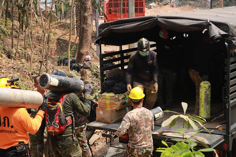 หน่วยซีลขนอุปกรณ์ช่วย 13 หมูป่าออกจากถ้ำหลวง-โค้ชเอก พาเด็ก ๆ ช่วย หน่วยซีลขนอุปกรณ์ช่วย 13 หมูป่าออกจากถ้ำหลวง-โค้ชเอก พาเด็ก ๆ ช่วย