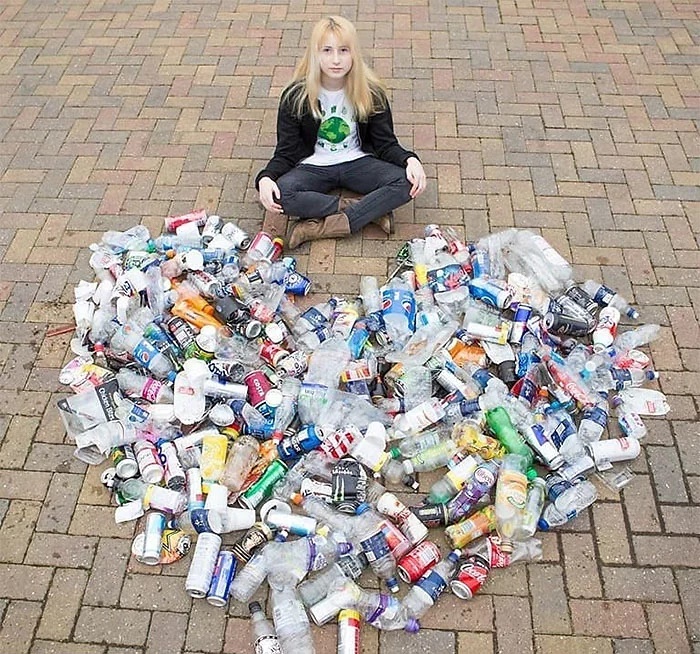 เด็กหญิงวัย 13 มุ่งมั่นเก็บขยะจนถูกเพื่อนรังแก ทำร้ายร่างกายจนต้องย้าย รร. เด็กหญิงวัย 13 มุ่งมั่นเก็บขยะจนถูกเพื่อนรังแก ทำร้ายร่างกายจนต้องย้าย รร.