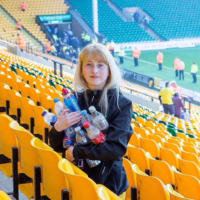 เด็กหญิงวัย 13 มุ่งมั่นเก็บขยะจนถูกเพื่อนรังแก ทำร้ายร่างกายจนต้องย้าย รร. เด็กหญิงวัย 13 มุ่งมั่นเก็บขยะจนถูกเพื่อนรังแก ทำร้ายร่างกายจนต้องย้าย รร.