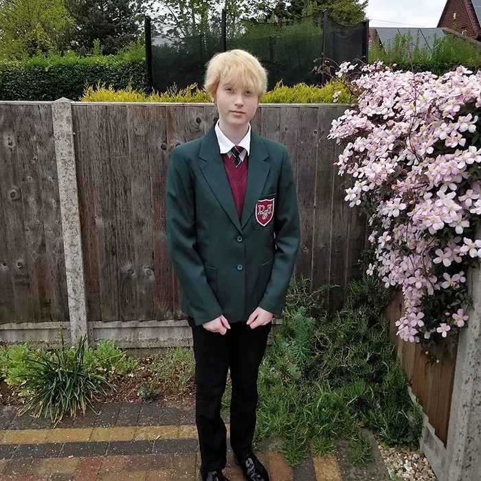 เด็กหญิงวัย 13 มุ่งมั่นเก็บขยะจนถูกเพื่อนรังแก ทำร้ายร่างกายจนต้องย้าย รร. เด็กหญิงวัย 13 มุ่งมั่นเก็บขยะจนถูกเพื่อนรังแก ทำร้ายร่างกายจนต้องย้าย รร.