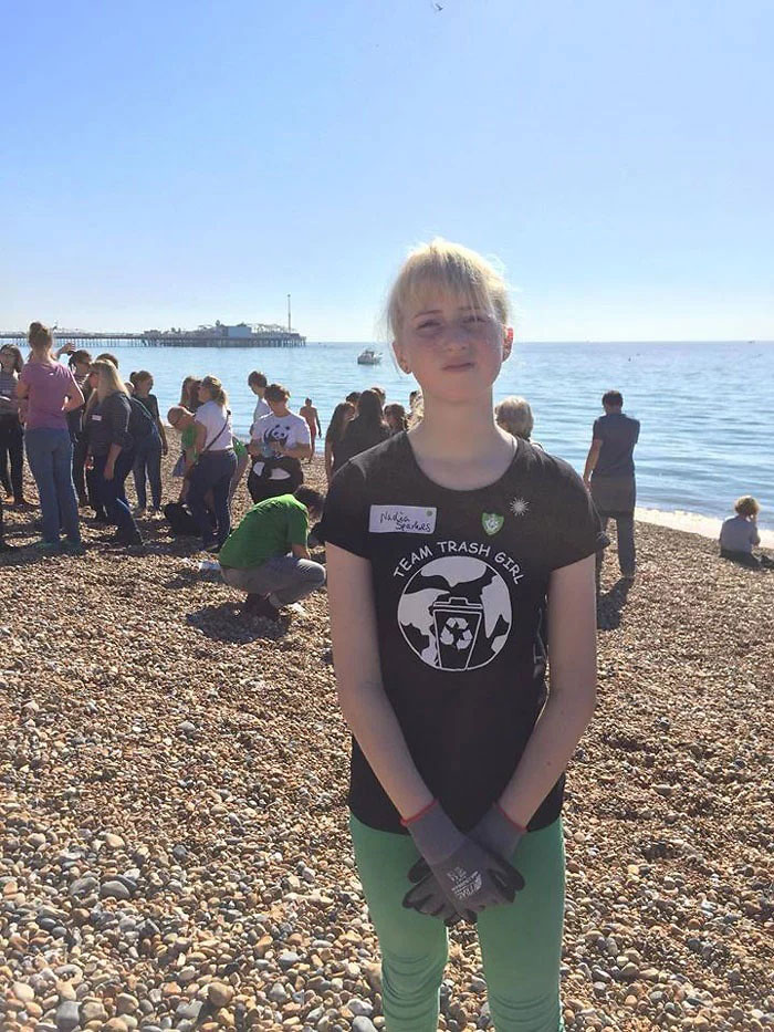 เด็กหญิงวัย 13 มุ่งมั่นเก็บขยะจนถูกเพื่อนรังแก ทำร้ายร่างกายจนต้องย้าย รร. เด็กหญิงวัย 13 มุ่งมั่นเก็บขยะจนถูกเพื่อนรังแก ทำร้ายร่างกายจนต้องย้าย รร.