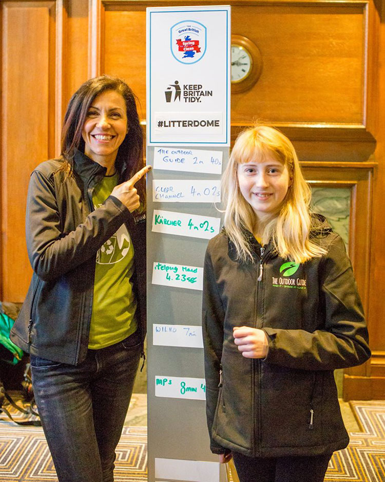 เด็กหญิงวัย 13 มุ่งมั่นเก็บขยะจนถูกเพื่อนรังแก ทำร้ายร่างกายจนต้องย้าย รร. เด็กหญิงวัย 13 มุ่งมั่นเก็บขยะจนถูกเพื่อนรังแก ทำร้ายร่างกายจนต้องย้าย รร.