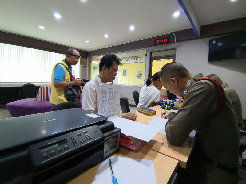 เอกชัย หงส์กังวาน โดนทำร้ายหน้าศาลอาญา เอกชัย หงส์กังวาน โดนทำร้ายหน้าศาลอาญา