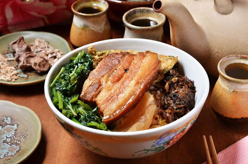 แม่ทำกับข้าวรอลูกชายในวันแม่ แม่ทำกับข้าวรอลูกชายในวันแม่