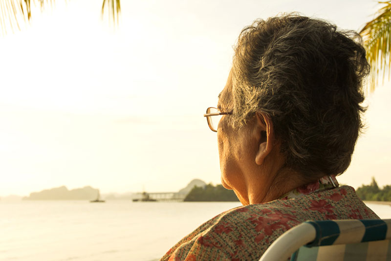 แม่ทำกับข้าวรอลูกชายในวันแม่ แม่ทำกับข้าวรอลูกชายในวันแม่