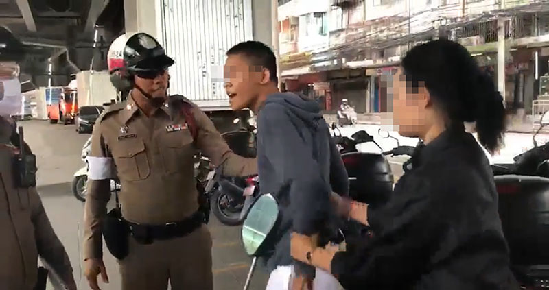 โจ๋ปรี๊ด ถูกจับไม่มีใบขับขี่ พาลด่าตำรวจสุดหยาบ รอเรียนจบจะกลับมาตบให้ดาวหลุด โจ๋ปรี๊ด ถูกจับไม่มีใบขับขี่ พาลด่าตำรวจสุดหยาบ รอเรียนจบจะกลับมาตบให้ดาวหลุด