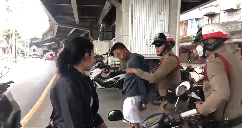 โจ๋ปรี๊ด ถูกจับไม่มีใบขับขี่ พาลด่าตำรวจสุดหยาบ รอเรียนจบจะกลับมาตบให้ดาวหลุด โจ๋ปรี๊ด ถูกจับไม่มีใบขับขี่ พาลด่าตำรวจสุดหยาบ รอเรียนจบจะกลับมาตบให้ดาวหลุด