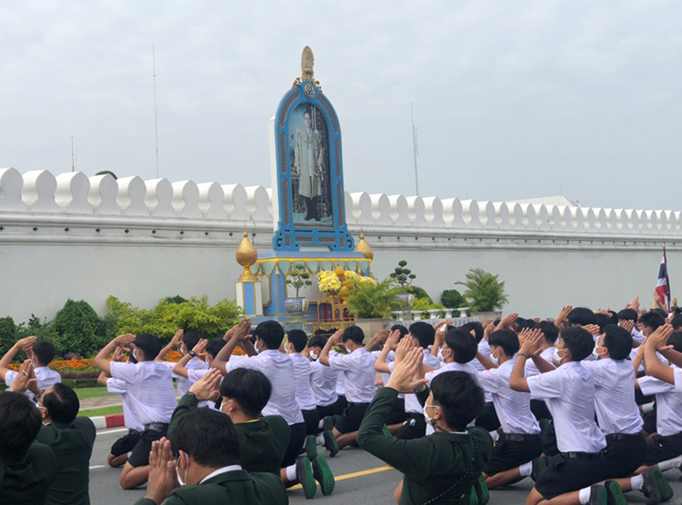 เครือจตุรมิตร ถวายบังคมสักการะ ร.9 เครือจตุรมิตร ถวายบังคมสักการะ ร.9