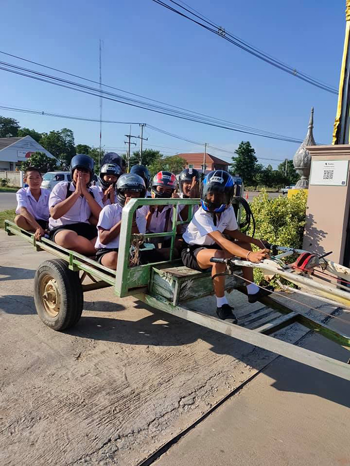 ขับอีแต๋นไปเรียน ขับอีแต๋นไปเรียน