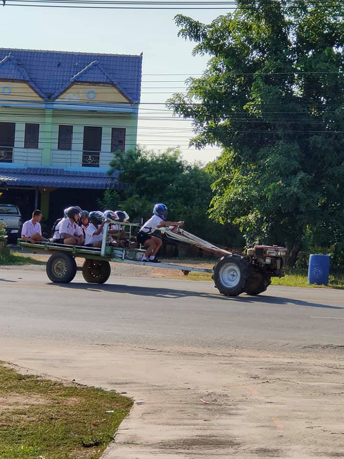 ขับอีแต๋นไปเรียน ขับอีแต๋นไปเรียน