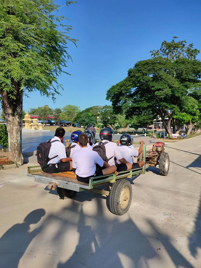 ขับอีแต๋นไปเรียน ขับอีแต๋นไปเรียน