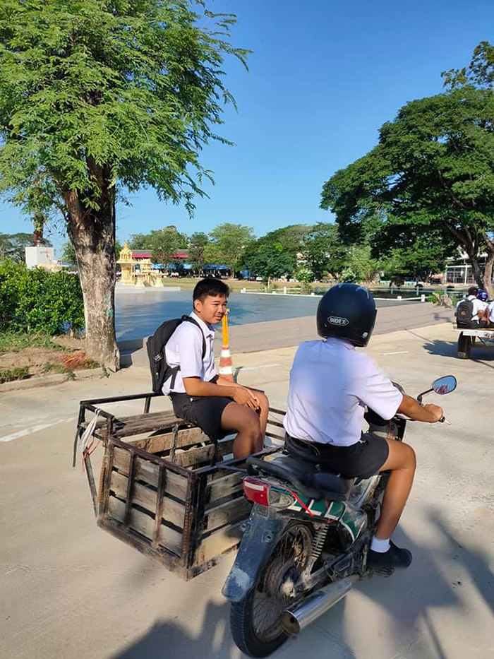 ขับอีแต๋นไปเรียน ขับอีแต๋นไปเรียน