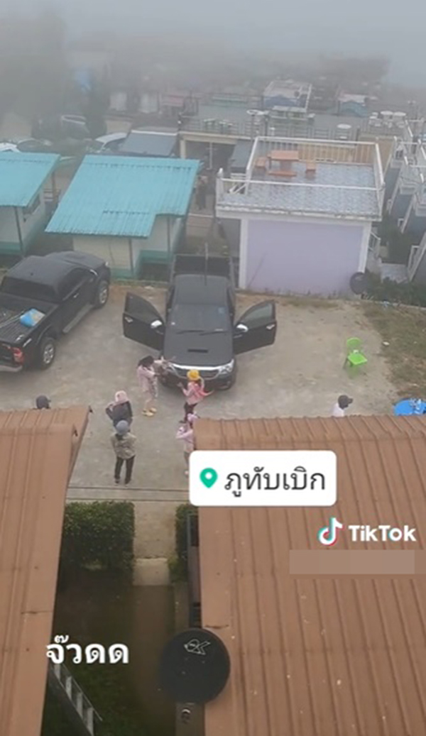 แก๊งมนุษย์ป้า เปิดเพลงลั่นภูทับเบิก แก๊งมนุษย์ป้า เปิดเพลงลั่นภูทับเบิก