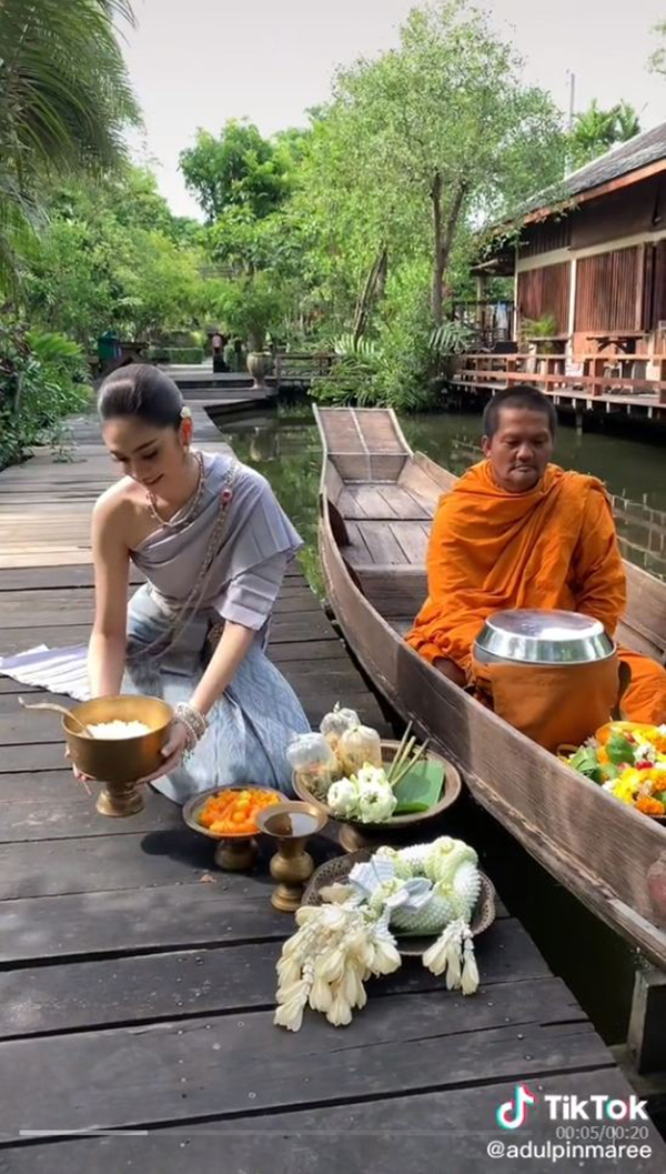 แต่งชุดไทยใส่บาตร แต่งชุดไทยใส่บาตร