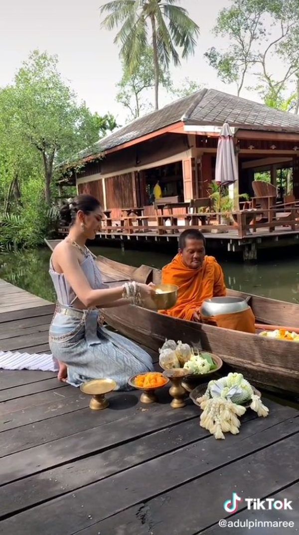 แต่งชุดไทยใส่บาตร แต่งชุดไทยใส่บาตร