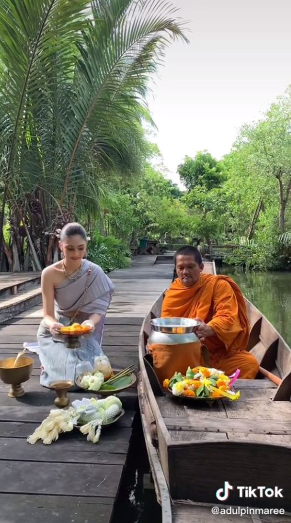 แต่งชุดไทยใส่บาตร แต่งชุดไทยใส่บาตร