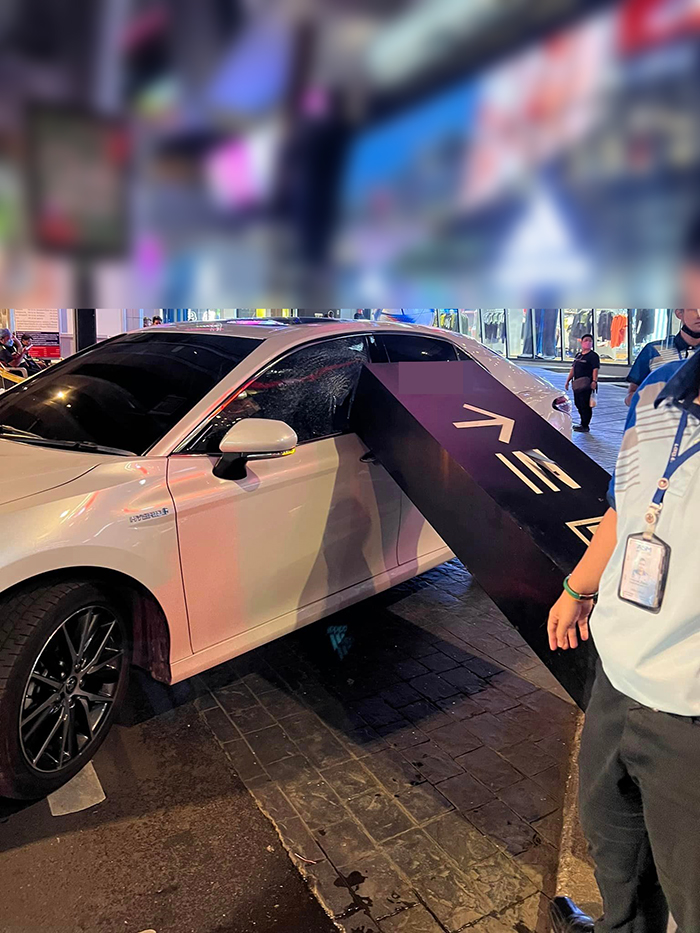 เสาล้มใส่รถที่สยาม เสาล้มใส่รถที่สยาม